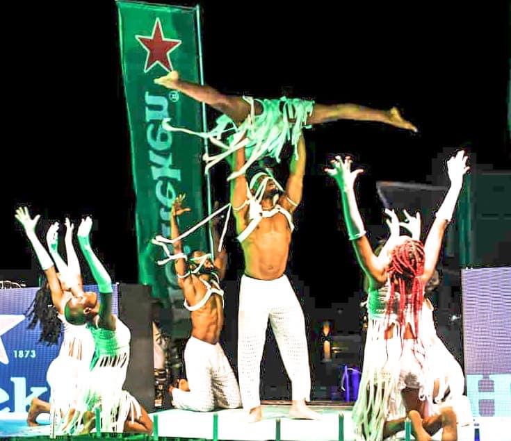 Acrobatic lift during an outdoor brand activation